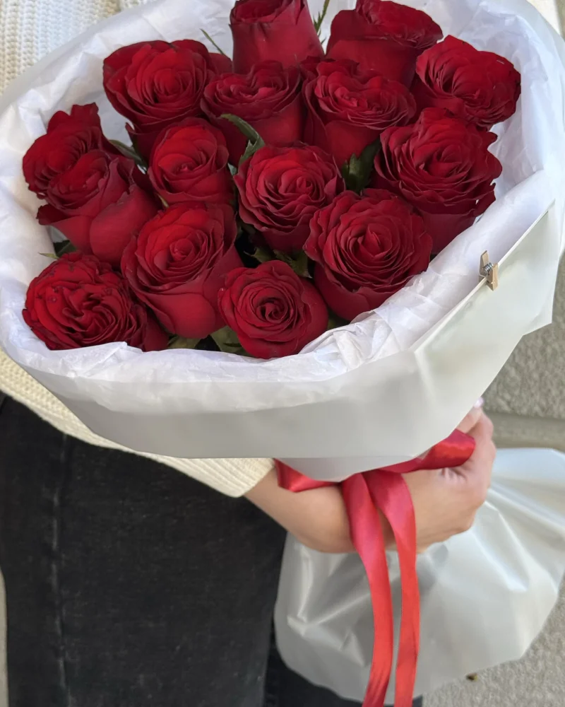 Букет из 15 роз Рэд Наоми 60 см