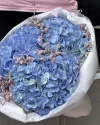 Букет голубых гортензий с лимониумом