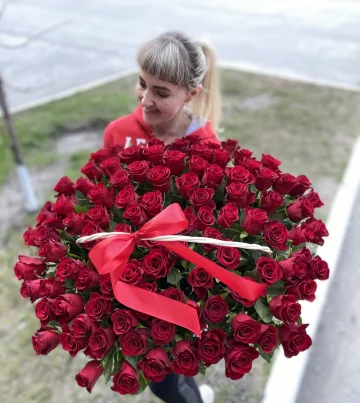Корзина 101 роза Кения 40 см красные