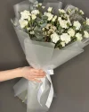 Букет с кустовыми диантусами и хамелациумом (белый)