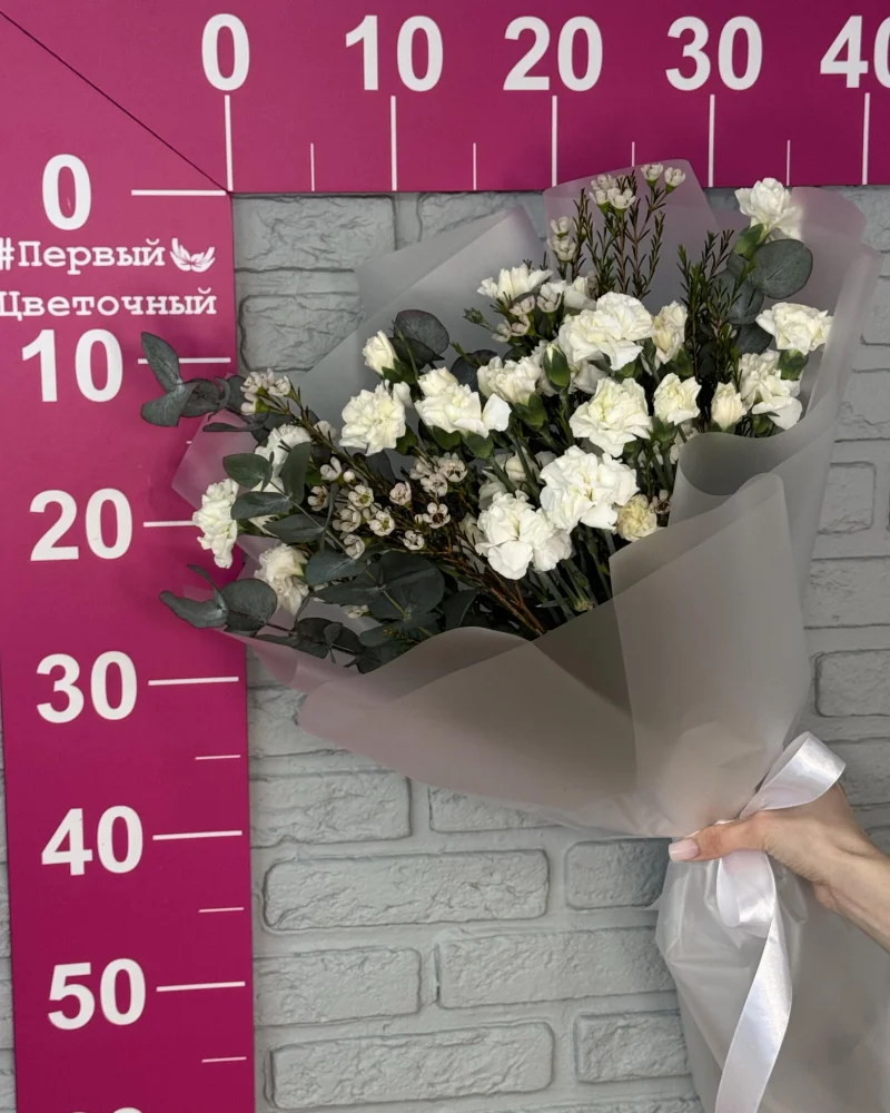 Букет с кустовыми диантусами и хамелациумом (белый)