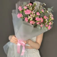 Букет с кустовыми диантусами и хамелациумом (розовый)
