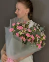 Букет с кустовыми диантусами и хамелациумом (розовый)