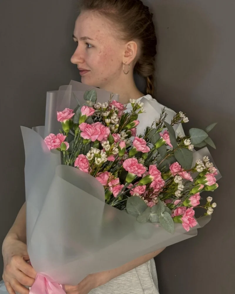 Букет с кустовыми диантусами и хамелациумом (розовый)