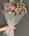 Букет с кустовыми диантусами и хамелациумом (розовый)
