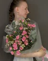 Букет с кустовыми диантусами и хамелациумом (розовый)