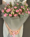 Букет с кустовыми диантусами и хамелациумом (розовый)
