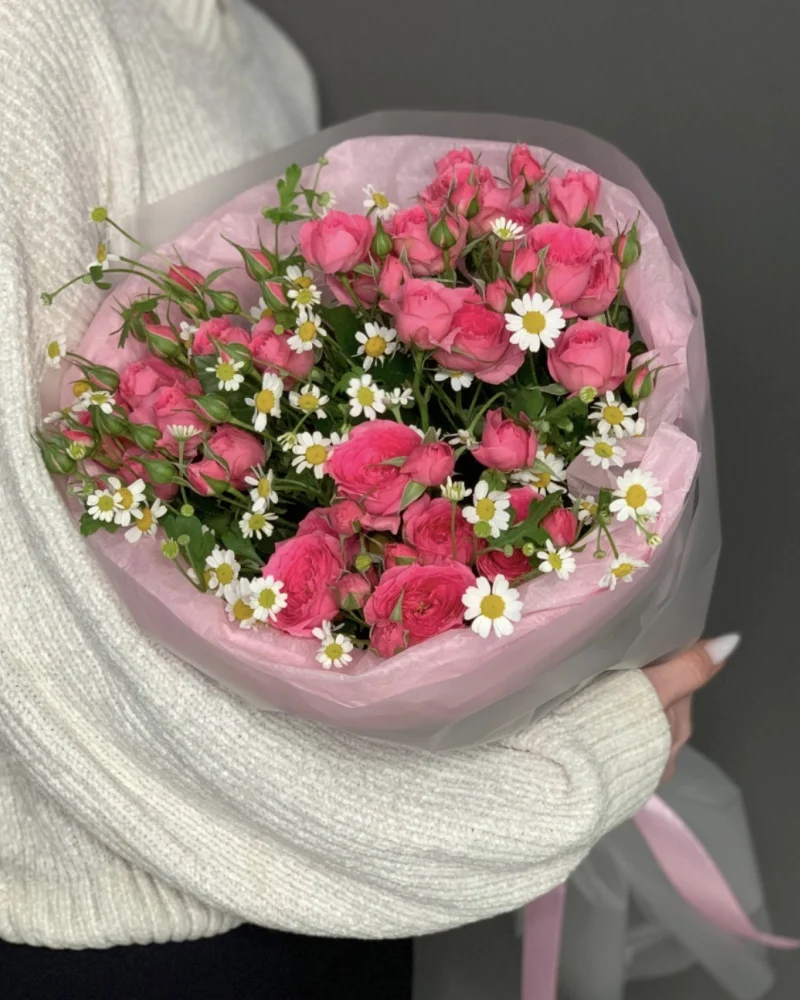 Букет из малиновых кустовых роз и ромашек