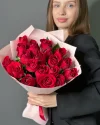 Букет 19 роз Кения 40 в пленке красные