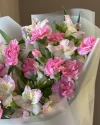 Букет из Кустовых гвоздик и альстромерий розовый