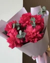Букет из 5 малиновых французских роз с эвкалиптом