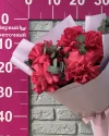 Букет из 5 малиновых французских роз с эвкалиптом