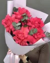 Букет из 5 малиновых французских роз с эвкалиптом