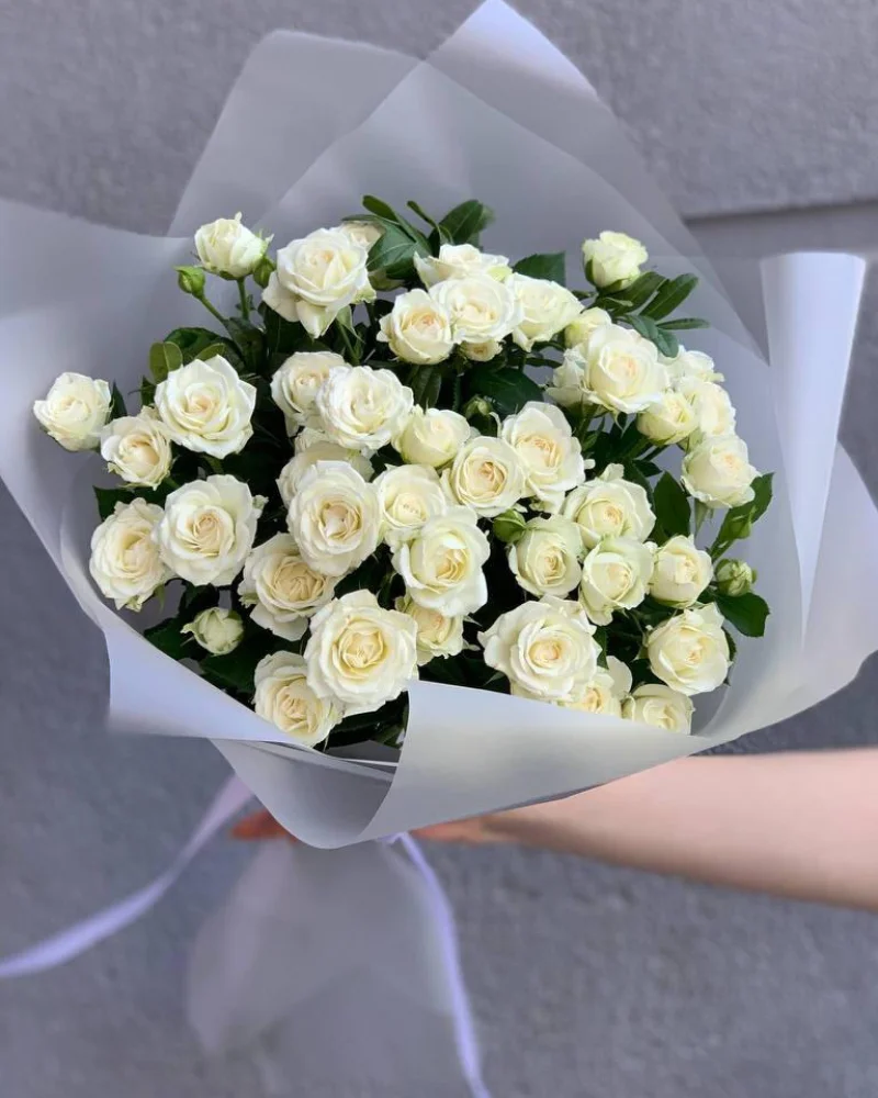 Букет из 7 белых кустовых роз