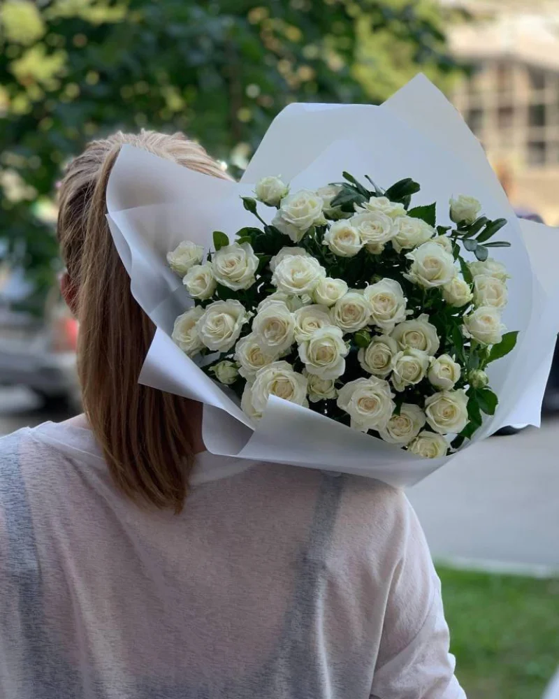 Букет из 7 белых кустовых роз