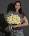 Букет 19 белых роз Эквадор 60см в пленке