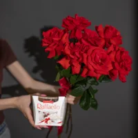 Букет из 7 французских роз с рафаелло