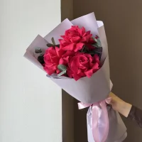 Букет из 3 малиновых французских роз с эвкалиптом