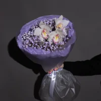 Букет из гипсофилы с орхидеями Лотос