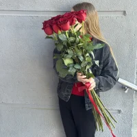 Букет 11 метровых роз красные в ленте