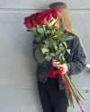 Букет 11 метровых роз красные в ленте