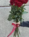 Букет 11 метровых роз красные в ленте