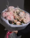 Букет цветов Первый поцелуй с хризантемой, кустовыми розами и озотамнусом