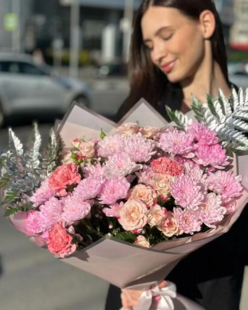 Букет цветов Ягодный зефир XS с хризантемой, кустовыми розами и диантусами