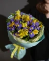 Букет цветов Ирис с желтой альстромерией