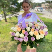 Корзина 51 роза Кения 40 см микс