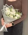 Букет из белых хризантем с ромашками