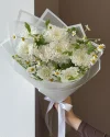 Букет из белых хризантем с ромашками