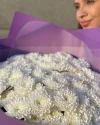 Букет гигант из белых хризантем в фиолетовом фоамиране