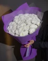 Букет гигант из белых хризантем в фиолетовом фоамиране