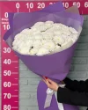 Букет гигант из белых хризантем в фиолетовом фоамиране