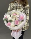 Букет цветов Мамина нежность с хризантемой и диантусами