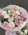 Букет цветов Мамина нежность с хризантемой и диантусами