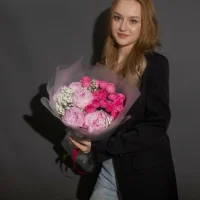 Букет цветов из 5 пионов и кустовой розы