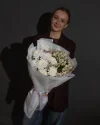 Букет цветов Зимний лучик с хризантемой и альстромерией