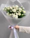 Букет из кустовой розы и диантусов Белоснежка