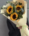 Букет 3 подсолнуха с эвкалиптом