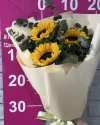 Букет 3 подсолнуха с эвкалиптом